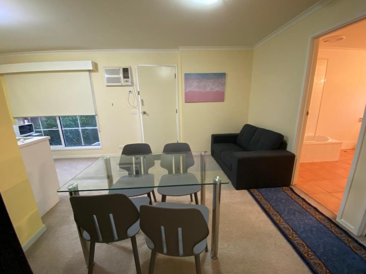 Redwood Manor Motel Apartments Уорнъмбул Екстериор снимка