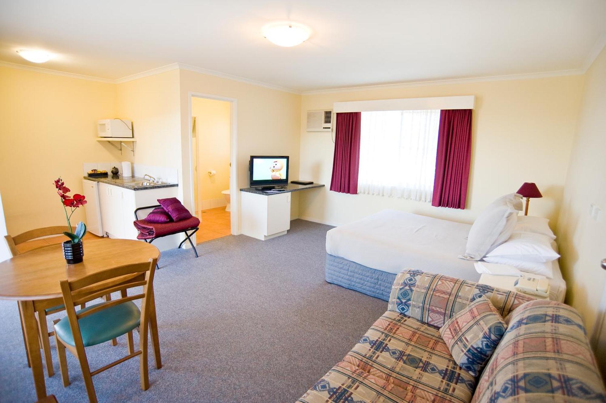 Redwood Manor Motel Apartments Уорнъмбул Екстериор снимка