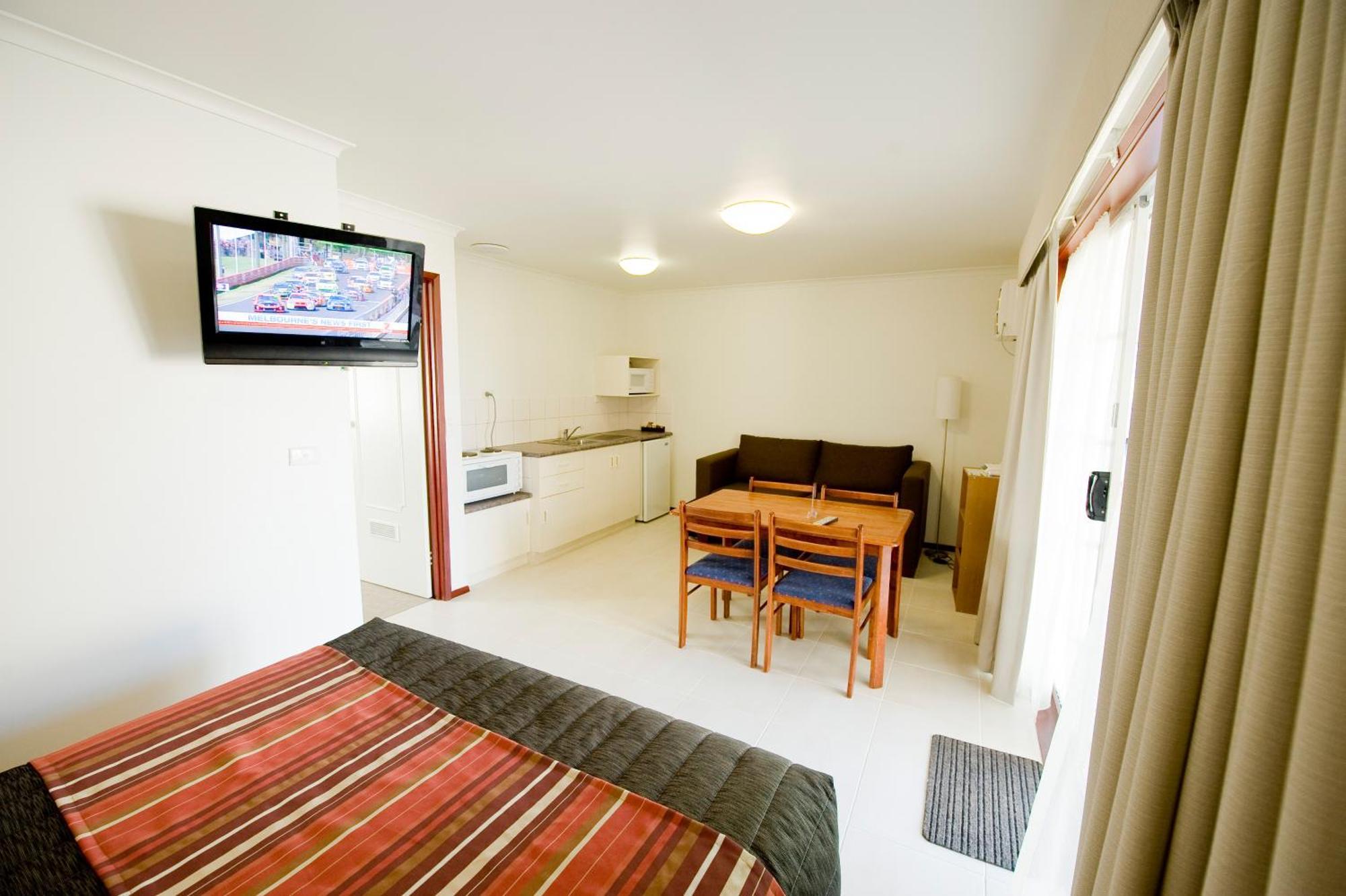 Redwood Manor Motel Apartments Уорнъмбул Екстериор снимка