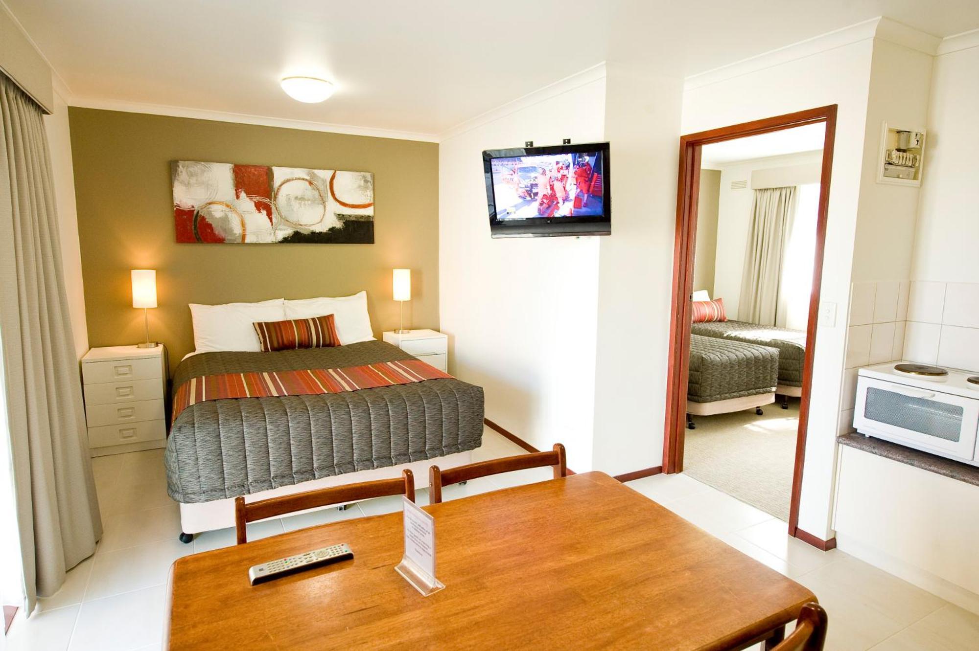 Redwood Manor Motel Apartments Уорнъмбул Екстериор снимка