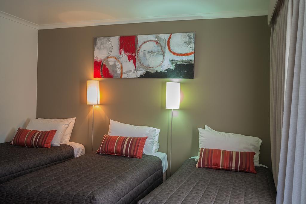 Redwood Manor Motel Apartments Уорнъмбул Екстериор снимка