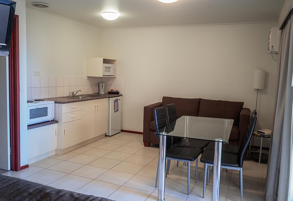 Redwood Manor Motel Apartments Уорнъмбул Екстериор снимка