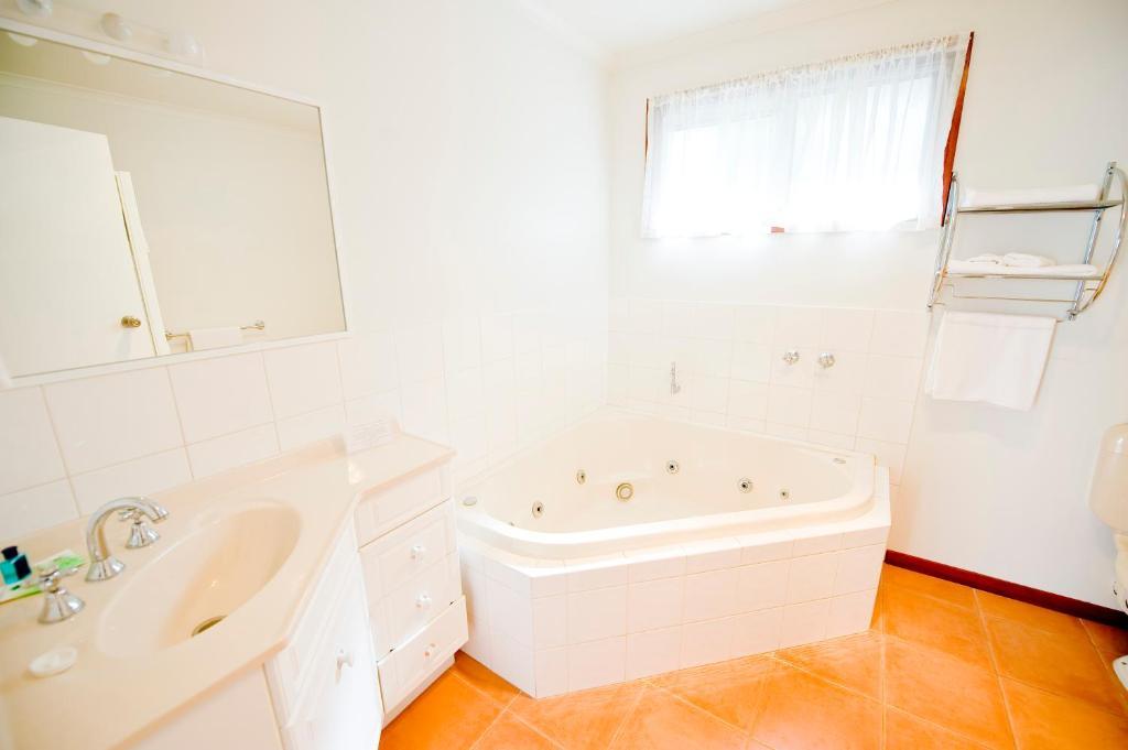 Redwood Manor Motel Apartments Уорнъмбул Екстериор снимка