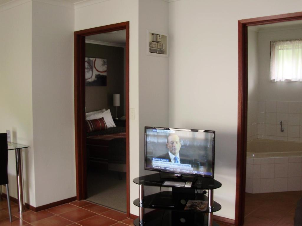 Redwood Manor Motel Apartments Уорнъмбул Стая снимка