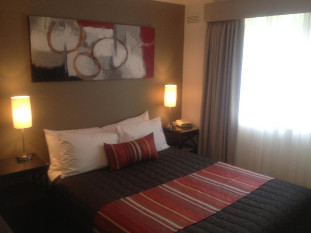 Redwood Manor Motel Apartments Уорнъмбул Стая снимка