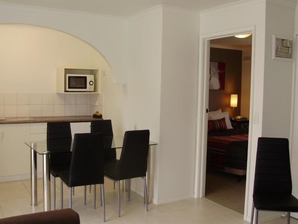 Redwood Manor Motel Apartments Уорнъмбул Екстериор снимка