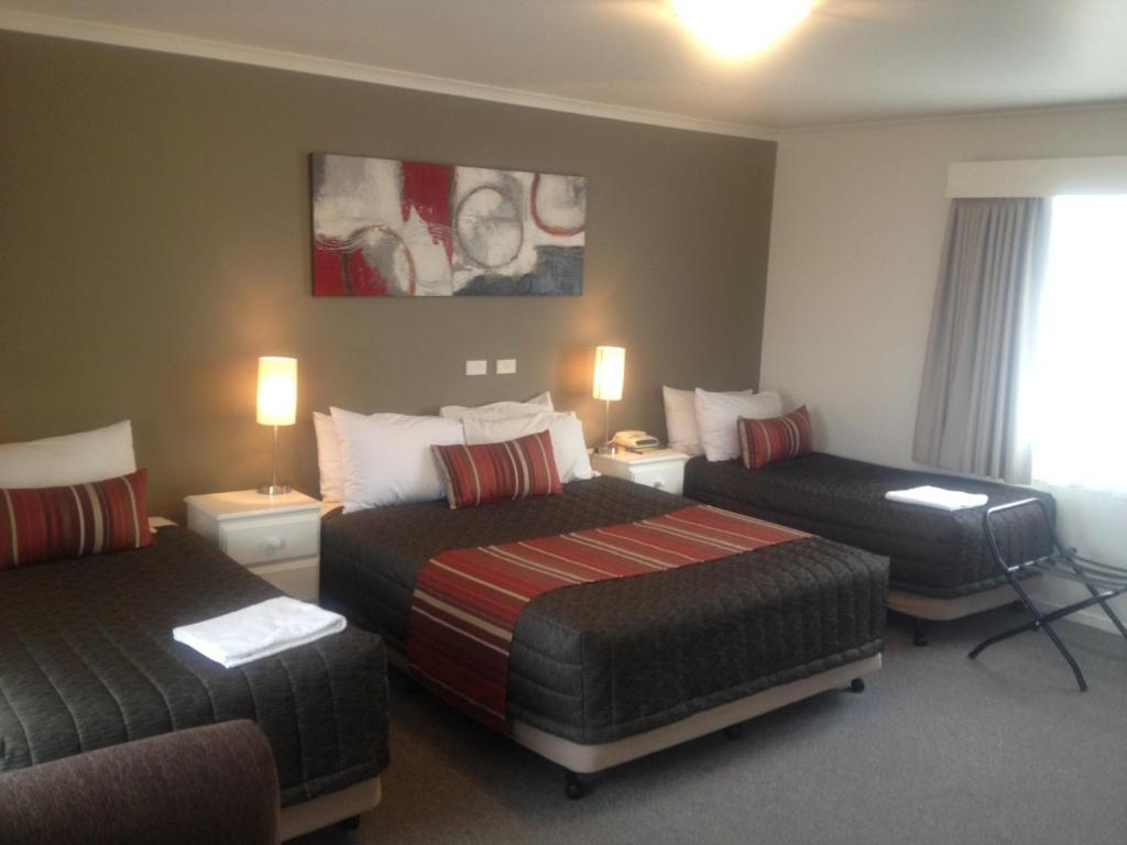 Redwood Manor Motel Apartments Уорнъмбул Екстериор снимка